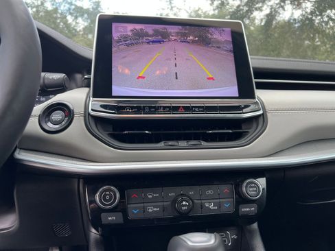 Used 2025 Jeep Compass Limited image 17