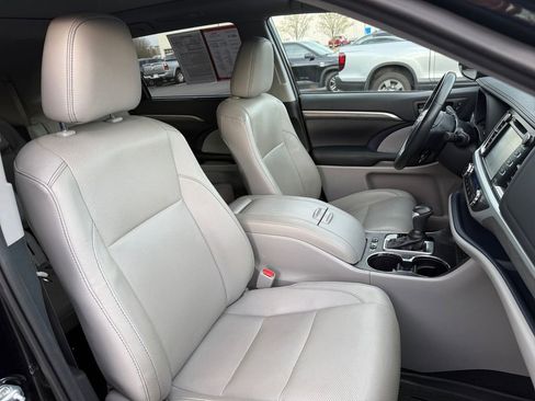 Used 2019 Toyota Highlander Limited Platinum image 18