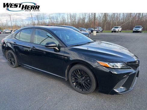 Used 2020 Toyota Camry SE image 1