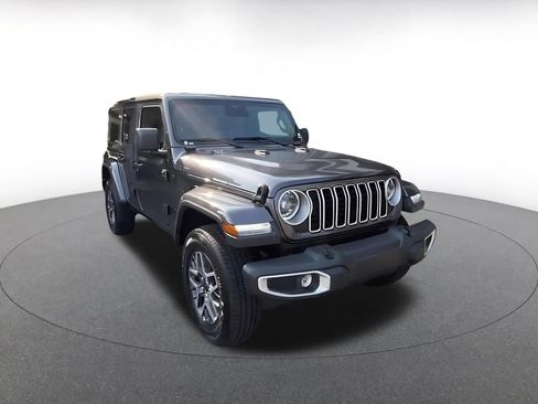 Used 2025 Jeep Wrangler Unlimited Sahara AWD/4WD image 3