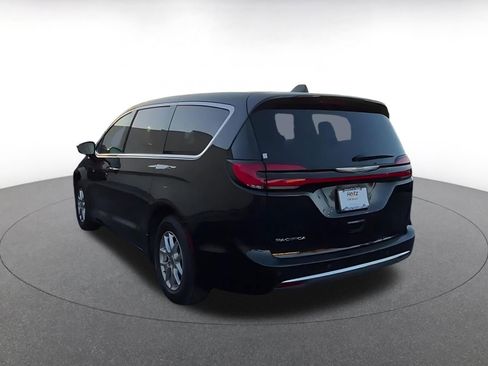 Used 2024 Chrysler Pacifica Touring-L image 11
