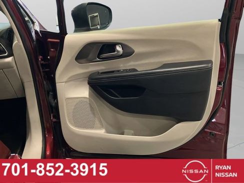 Used 2023 Chrysler Pacifica Touring-L FWD image 26