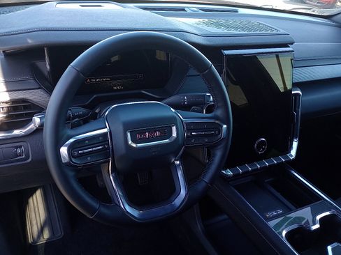 Used 2025 GMC Acadia Elevation image 9