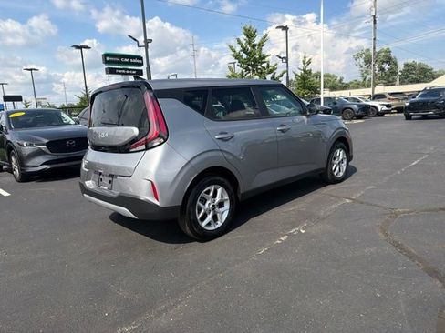Used 2025 Kia Soul LX w/ LX Technology Package FWD image 9