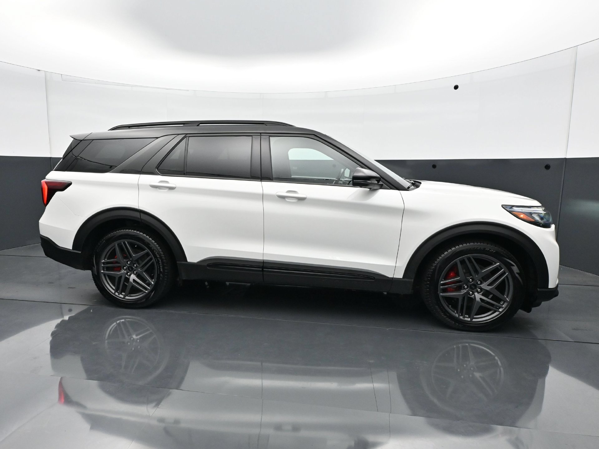 Used 2025 Ford Explorer ST w/ Sun And Sound Package AWD/4WD image 8