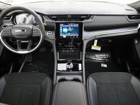 New 2025 Jeep Grand Cherokee Altitude image 11