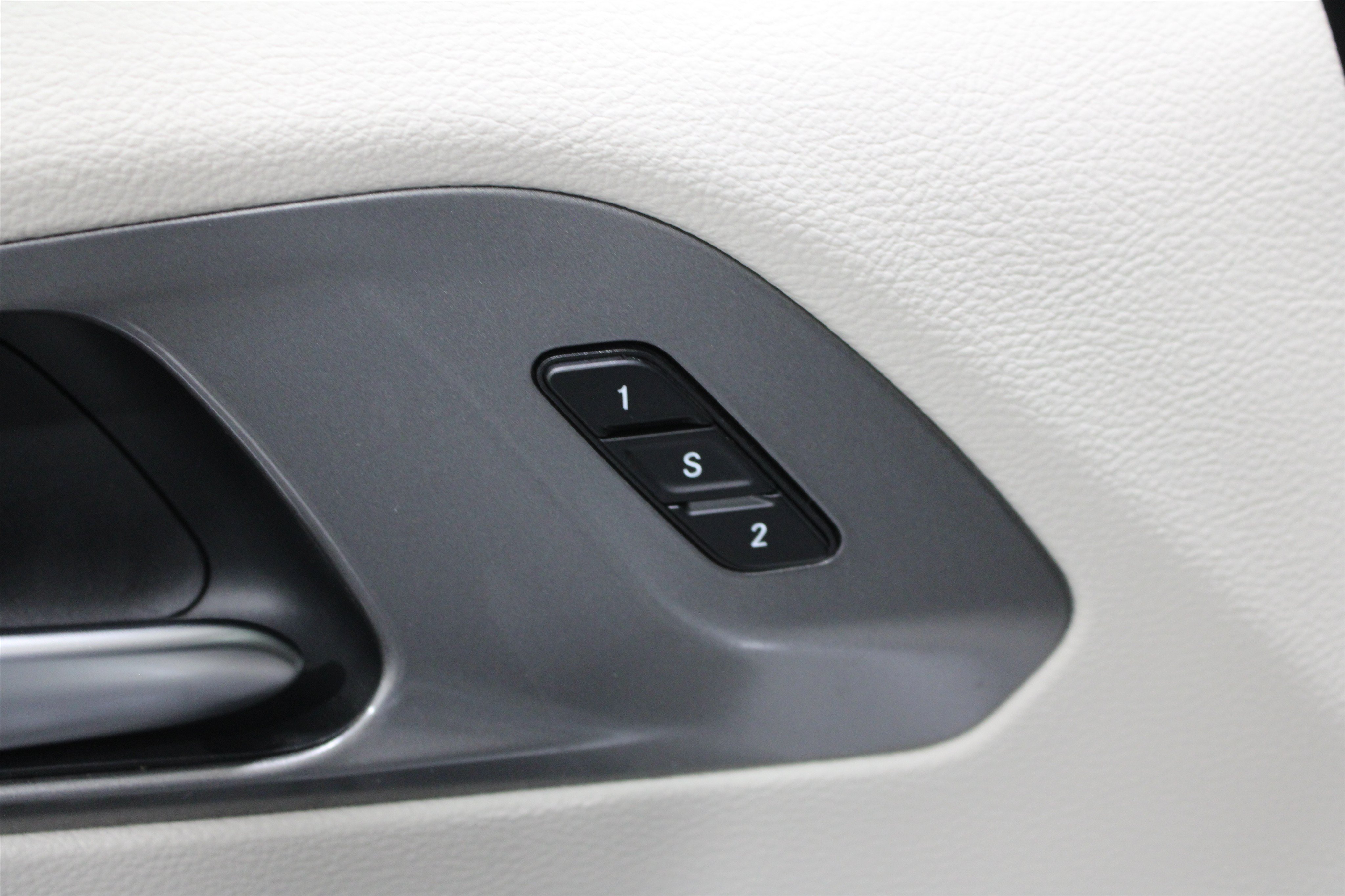 Used 2023 Chrysler Pacifica Touring-L FWD image 8