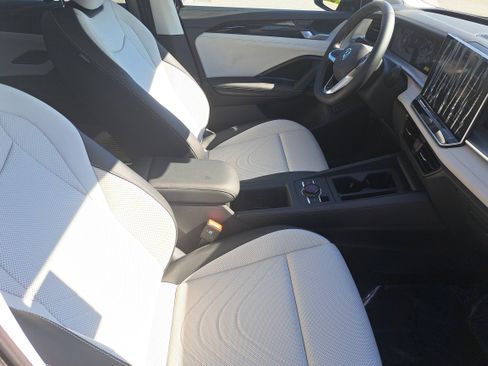 New 2025 Volkswagen Tiguan SE image 10