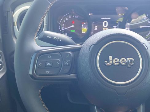 Used 2024 Jeep Wrangler Unlimited AWD/4WD image 33