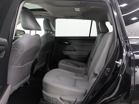 Used 2021 Toyota Highlander XLE image 20