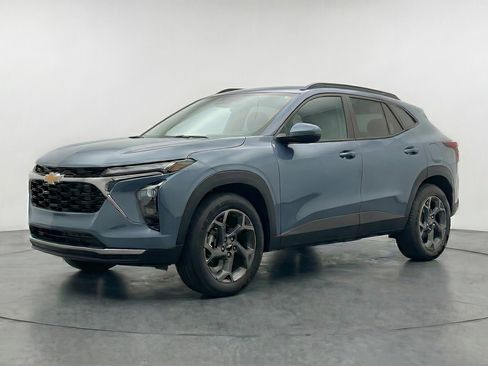 Used 2025 Chevrolet Trax LT w/ LT Convenience Package image 3