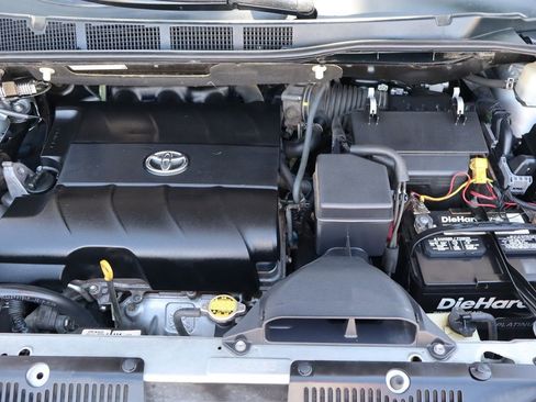 Used 2011 Toyota Sienna LE w/ Towing Pkg image 38