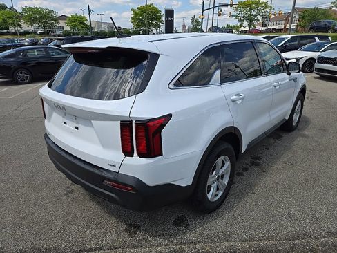 Used 2023 Kia Sorento LX AWD/4WD image 3