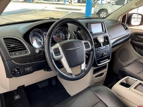 Used 2014 Chrysler Town & Country Touring image 16