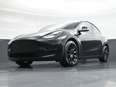 Used 2023 Tesla Model Y Long Range image 37