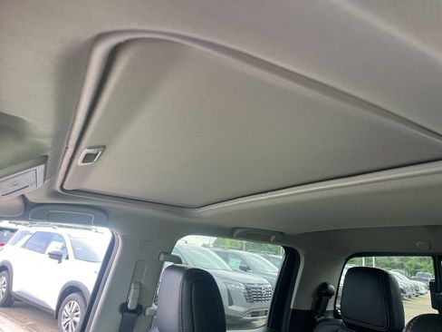 Used 2024 Nissan Frontier SL w/ Technology Package RWD image 12