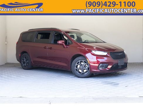 Used 2021 Chrysler Pacifica Limited w/ Uconnect Theater Family Group FWD image 1