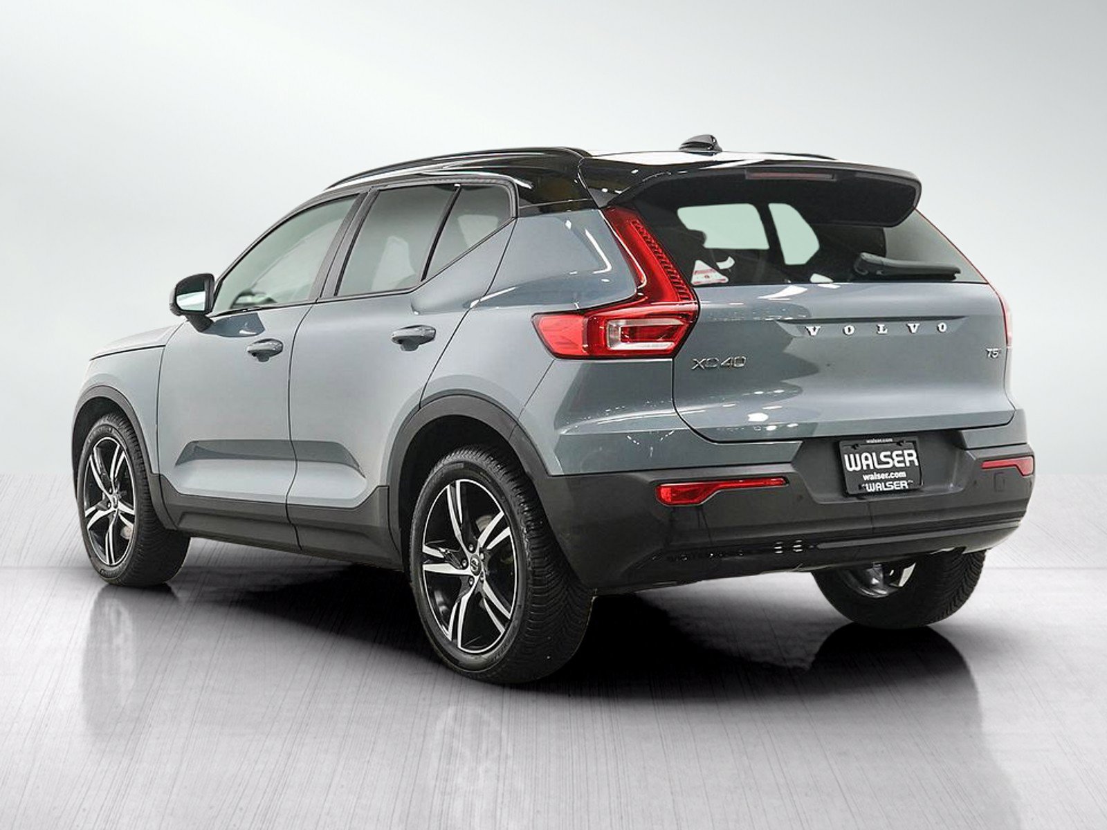 Used 2022 Volvo XC40 T5 R-Design AWD/4WD image 3