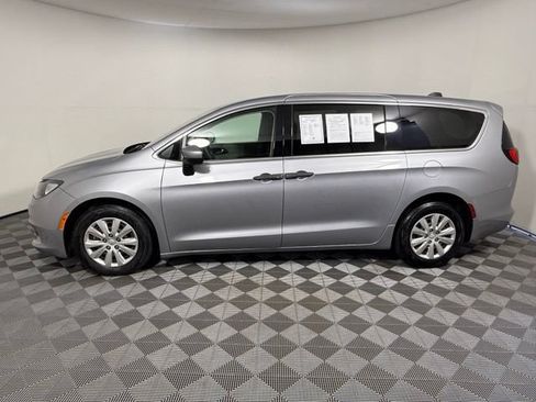 Used 2018 Chrysler Pacifica L FWD image 3