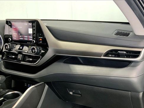 Used 2022 Toyota Highlander XLE image 16