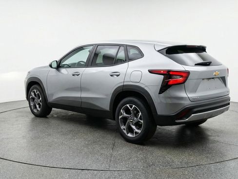 Used 2025 Chevrolet Trax LT FWD image 6