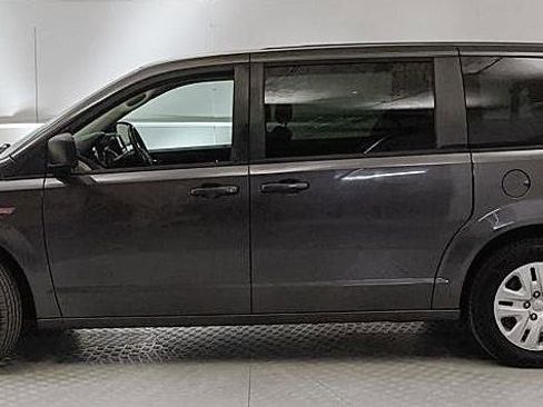 Used 2018 Dodge Grand Caravan SE w/ UConnect Hands-Free Group image 5