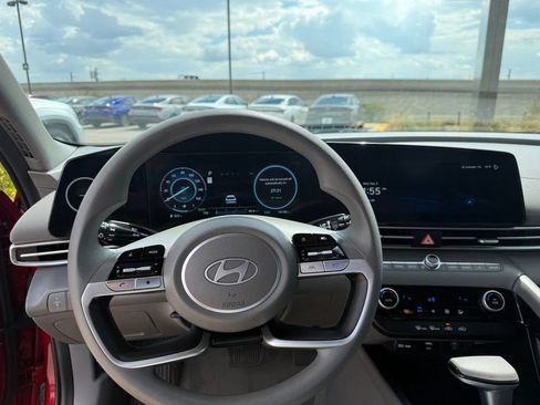 Certified 2024 Hyundai Elantra SE FWD image 18