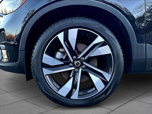 Certified 2023 Volvo XC40 B5 Plus w/ Protection Package Premier image 10