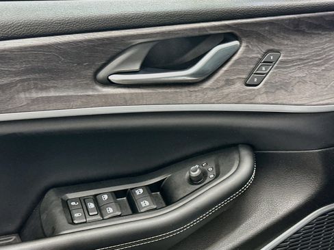 Used 2023 Jeep Grand Cherokee 4WD 4xe image 15