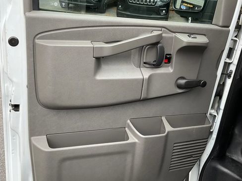 Used 2018 Chevrolet Express 2500 RWD image 16