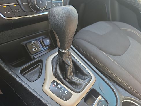 Used 2016 Jeep Cherokee Latitude w/ Safety/Convenience Group FWD image 20