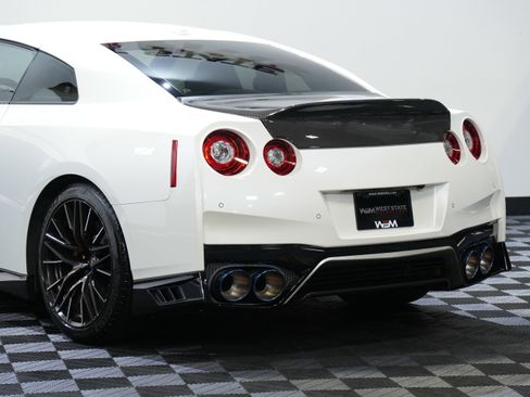 Used 2021 Nissan GT-R Premium image 15