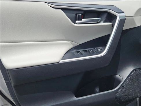 Used 2019 Toyota RAV4 XLE w/ Convenience Package FWD image 11