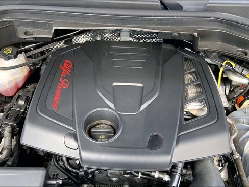 Used 2023 Alfa Romeo Stelvio Ti AWD/4WD image 31