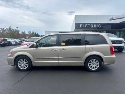 Used 2015 Chrysler Town & Country Touring w/ Driver Convenience Group FWD image 8