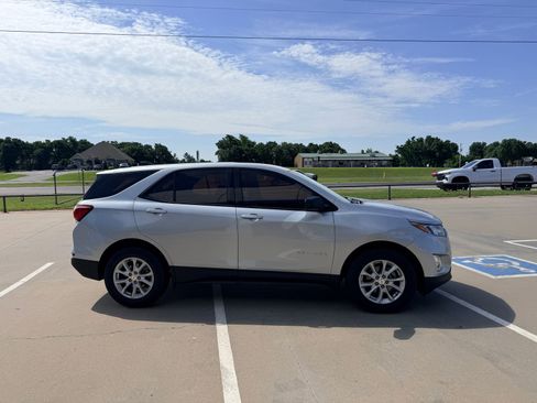 Used 2018 Chevrolet Equinox LS FWD image 5