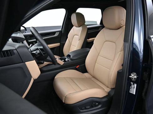 Certified 2025 Porsche Cayenne AWD/4WD image 5