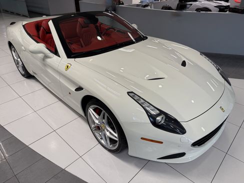 Used 2017 Ferrari California T RWD image 19
