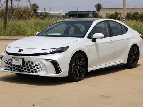 New 2026 Toyota Camry Hybrid FWD image 3