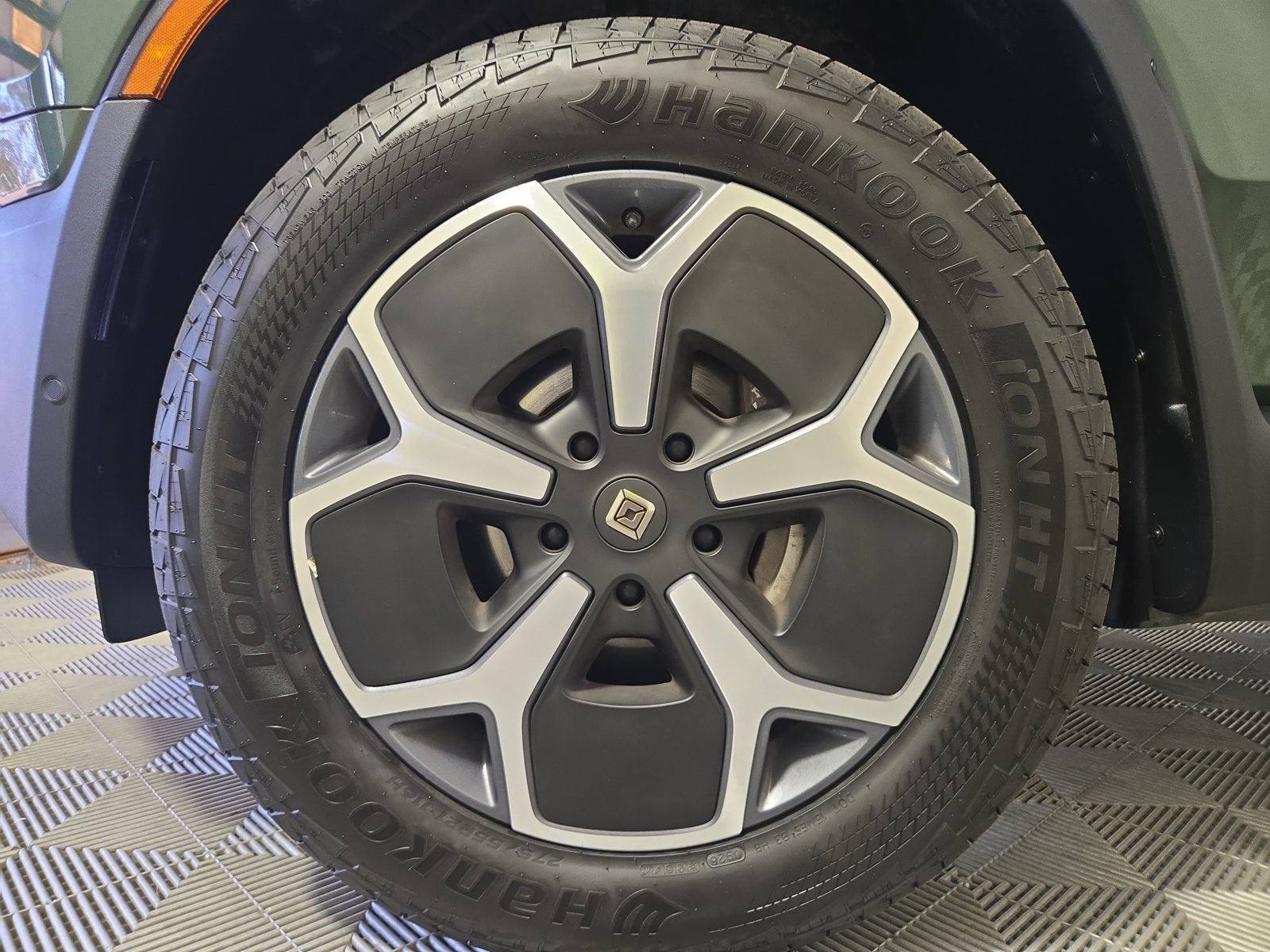 Used 2024 Rivian R1T Adventure Dual AWD/4WD image 9