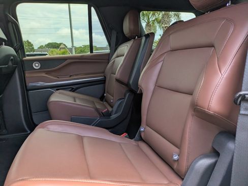 Used 2025 Lincoln Navigator Reserve AWD/4WD image 18