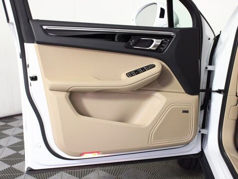 Certified 2025 Porsche Macan image 11