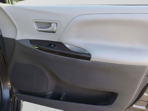 Used 2019 Toyota Sienna XLE image 38