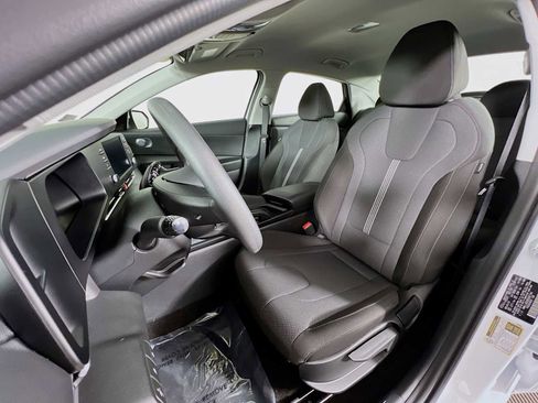 Certified 2024 Hyundai Elantra SE image 20