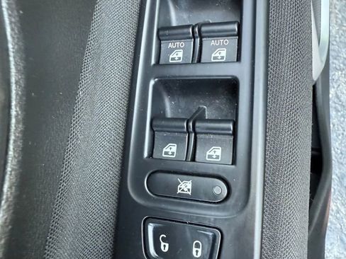 Used 2018 Jeep Renegade Latitude w/ Popular Equipment Group image 11