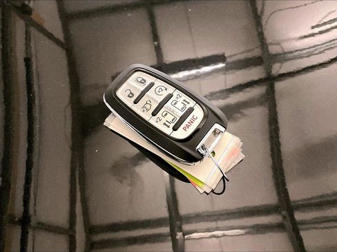 Used 2022 Chrysler Pacifica Limited image 9