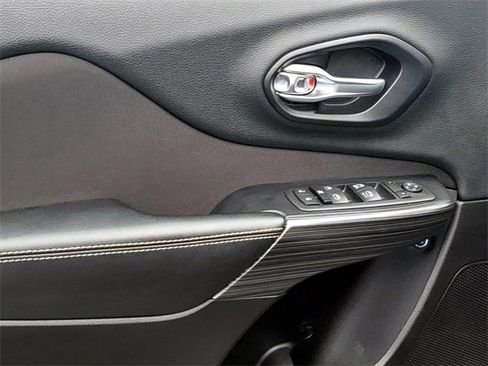 Used 2017 Jeep Cherokee Latitude w/ Comfort & Sound Group image 10