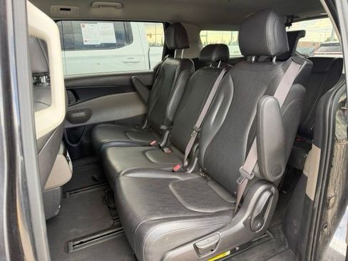 Used 2025 Kia Carnival FWD image 9