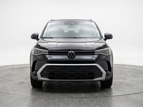 Used 2025 Volkswagen Taos SE AWD/4WD image 2