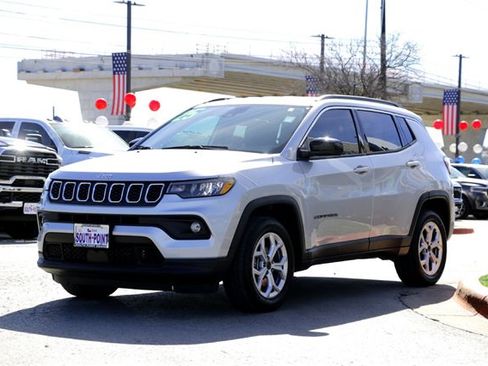 Used 2025 Jeep Compass Latitude image 7